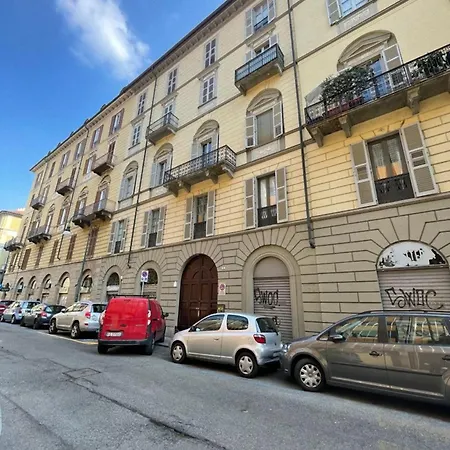 A 10 Minuti A Piedi Dal Museo Egizio E Dai Musei Reali, Su Due Livelli 